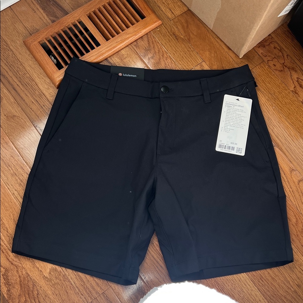 Lululemon Men’s Black commission shorts classic 7”